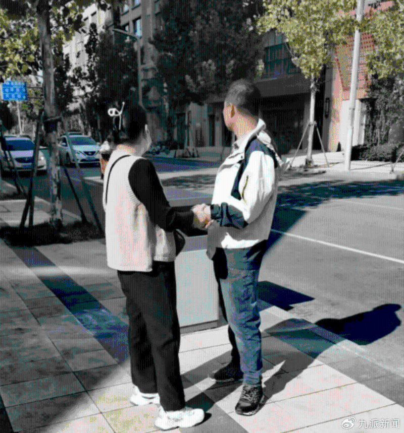 司机获不起诉与妻激动爆哭。